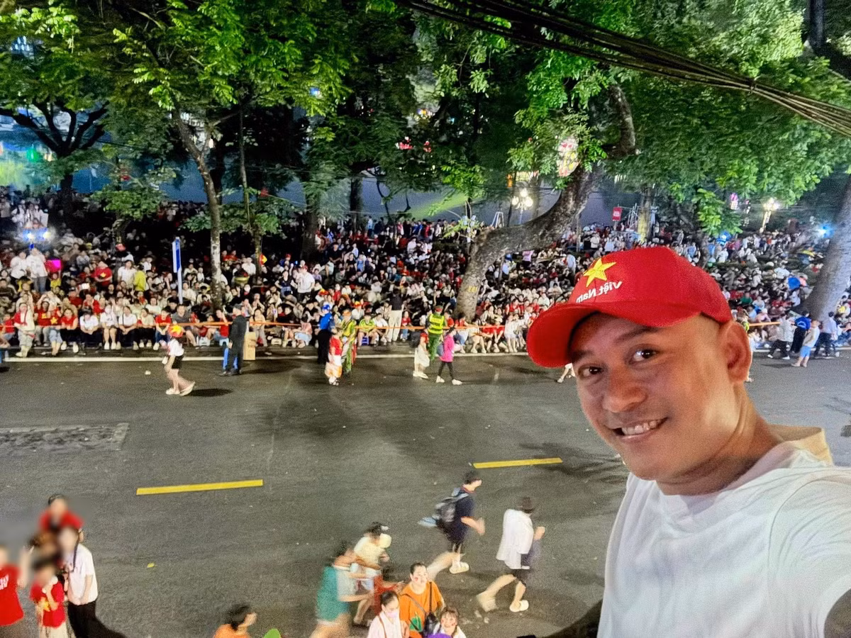 Trên trang cá nhân, nam ca sĩ cho biết, anh mở cửa nhà tại phố Hàng Khay (Hà Nội) để đón cựu chiến binh và người già cao tuổi đi xem diễu binh từ 1/9. Ảnh: FB Tuấn Hưng.