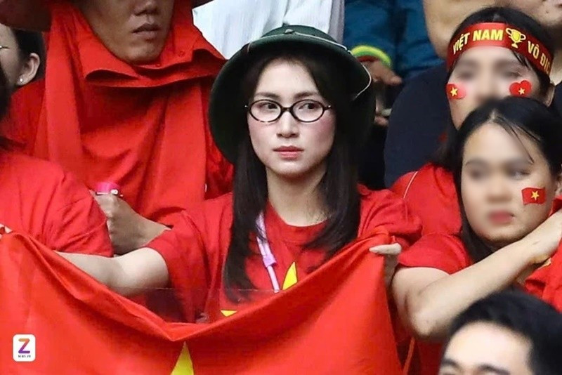 Theo Znews, Hòa Minzy lặng đi trên khán đài trong trận chung kết bóng chuyền nữ SEA Games 33 giữa tuyển Việt Nam và Thái Lan. Ảnh: Znews.