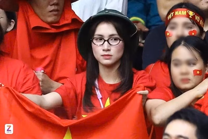 Theo Znews, Hòa Minzy lặng đi trên khán đài trong trận chung kết bóng chuyền nữ SEA Games 33 giữa tuyển Việt Nam và Thái Lan. Ảnh: Znews.