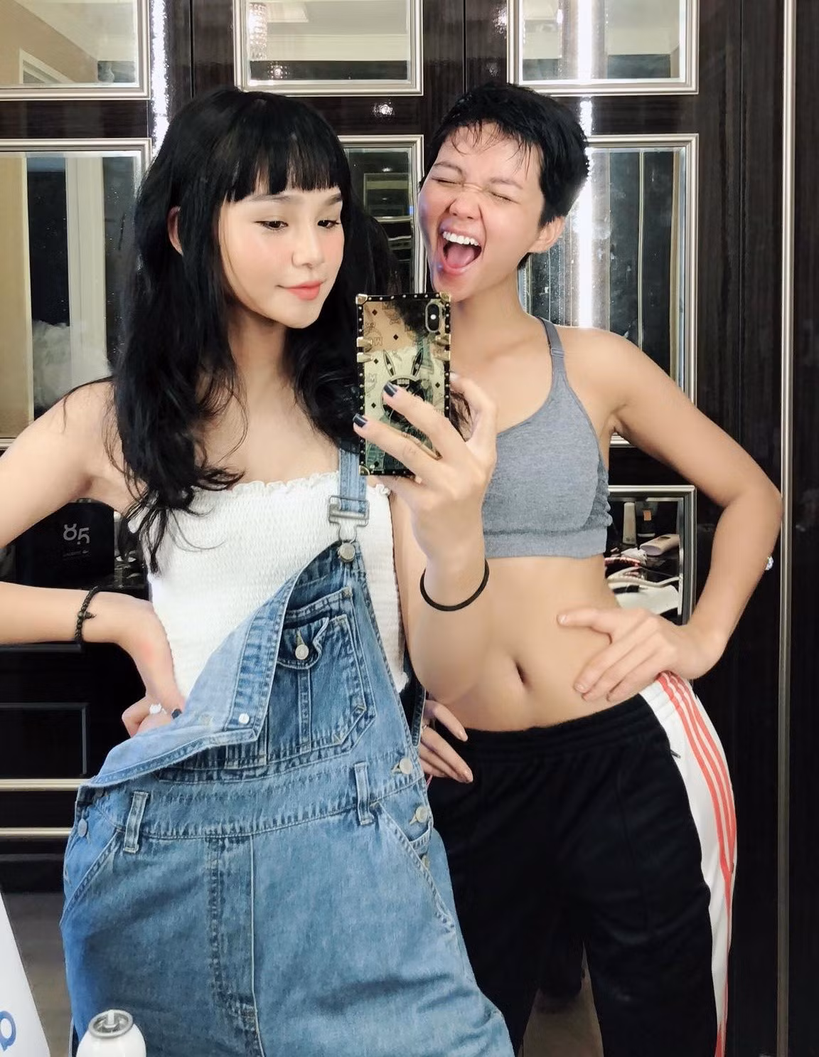 Lê Thu Trang và H'hen Niê thân thiết như chị em. Ảnh: FB Lê Thu Trang.