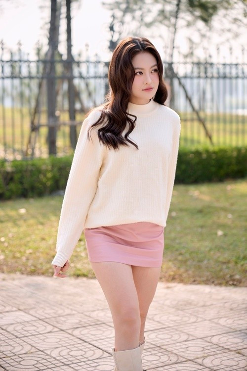 Ở đời thường, nữ diễn viên ưu tiên trang phục trẻ trung như áo len kết hợp chân váy ngắn màu pastel. Cách phối đồ đơn giản giúp cô giữ được vẻ năng động.