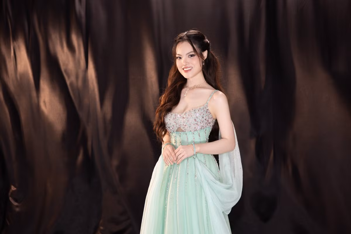 Sunny Đan Ngọc tốt nghiệp ngành bác sĩ Răng Hàm Mặt của Đại học Quốc tế Hồng Bàng năm 2024. Theo Thế Giới Điện Ảnh, cô có bằng IELTS 7.0. Ảnh: FB Sunny Đan Ngọc.