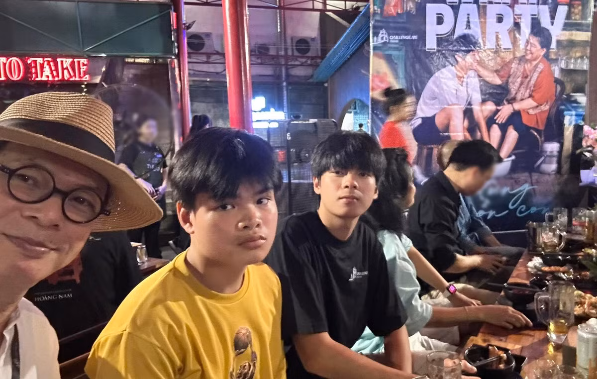 Khi phim khởi quay, đạo diễn Trần Lực bị tiền đình. Anh định đề nghị thay diễn viên khác, nhưng vì phim có con trai đóng nên anh cố gắng tham gia để 2 cha con cùng có mặt trong 1 bộ phim. Ảnh: FB Trần Lực.