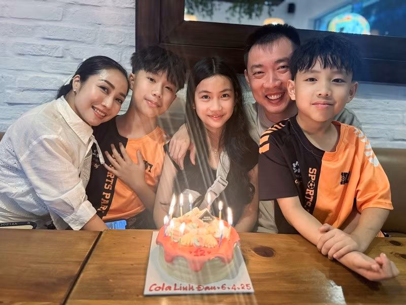 Ốc Thanh Vân được chồng hết mực cưng chiều từ việc tặng đồ hiệu đến chăm sóc các con khi nữ MC quay phim. Ảnh: FB Ốc Thanh Vân.