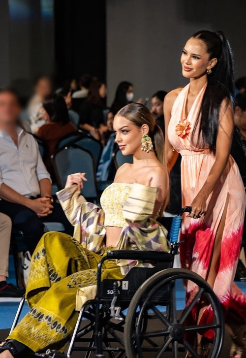 Mỹ nhân Peru được đại diện Indonesia hỗ trợ để hoàn thành phần trình diễn.