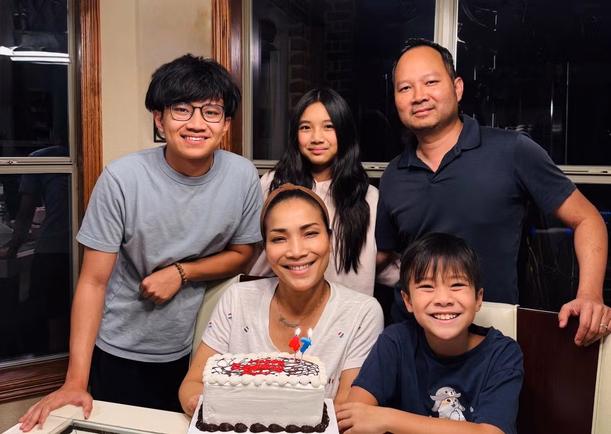 Hồng Ngọc cho rằng âm nhạc chỉ là nơi cô thở, còn nhà mới là nơi cô thuộc về. “Khán giả có thể làm em rung động bằng nghệ thuật nhưng chỉ có anh làm em thấy bình yên”, nữ ca sĩ trải lòng.