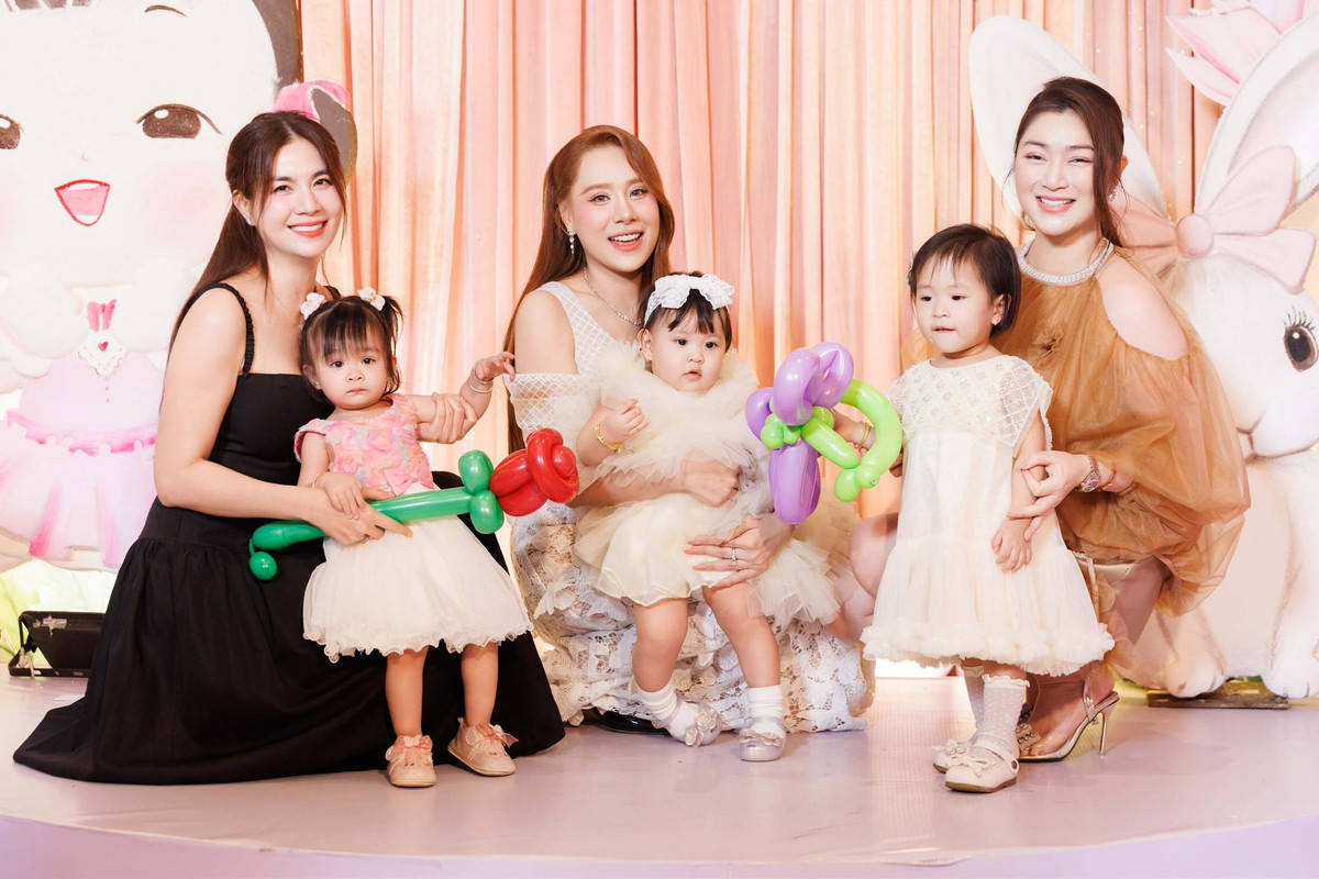 Thanh Trúc cùng con gái thường xuyên gặp gỡ gia đình của các diễn viên: Kha Ly, Hồ Bích Trâm.