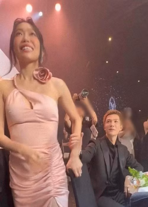 Trong đám cưới Diễm My 9x vào tháng 12/2023, Diệu Nhi từng dự định lên bắt hoa cưới khiến Anh Tú phải nhanh chóng kéo cô quay lại chỗ ngồi. Ảnh: Saostar.