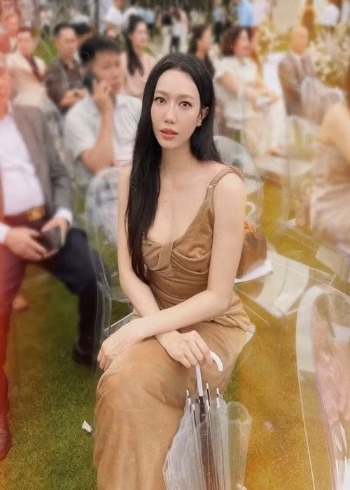 Diệu Nhi khoe vẻ gợi cảm với váy xẻ sâu tông màu nâu. Ảnh: Instagram Diệu Nhi.