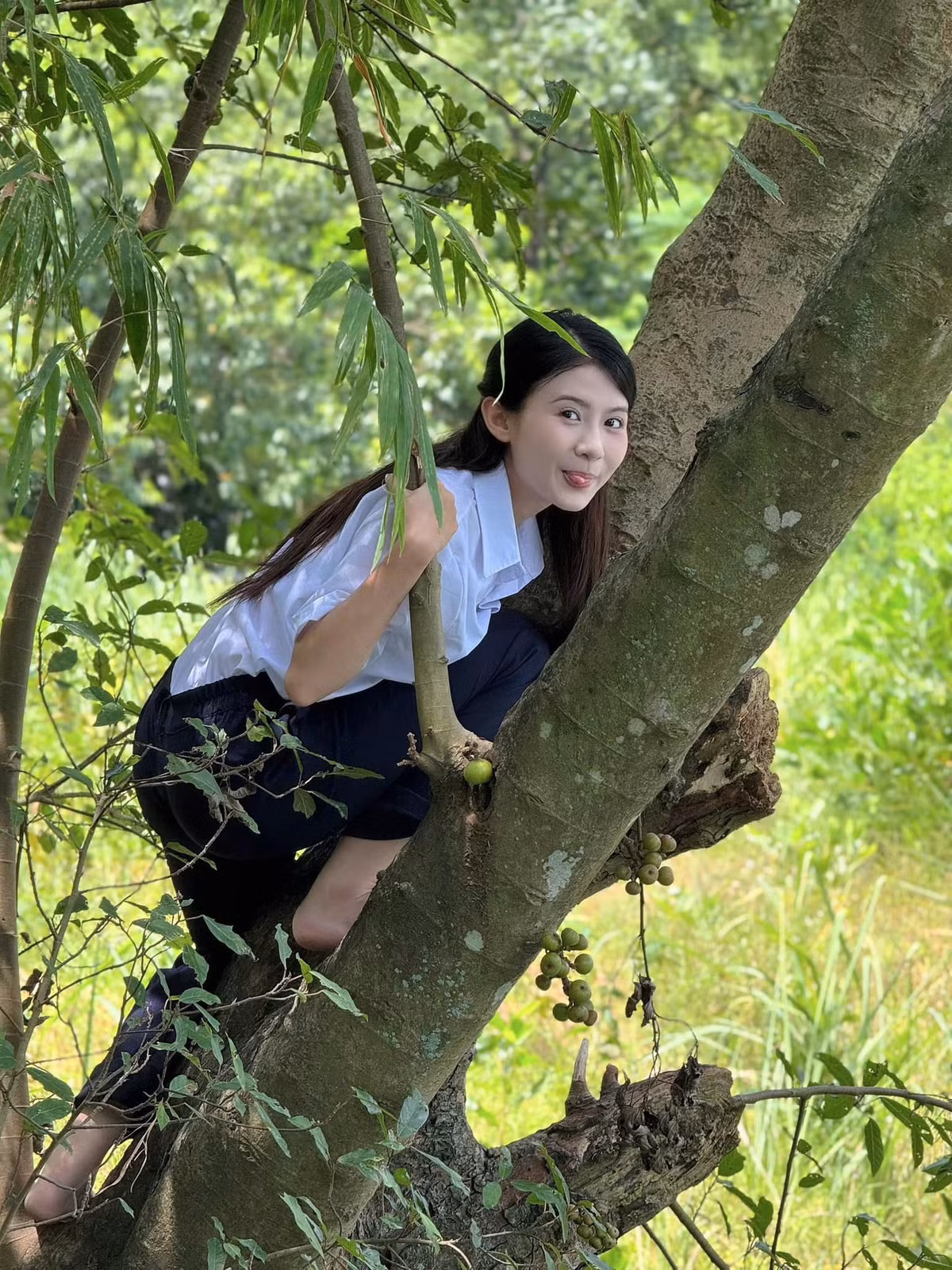 Trong Cách em một milimet, Chang Mây đóng Ngân – học sinh cấp ba có mối tình thanh mai trúc mã nhiều day dứt.