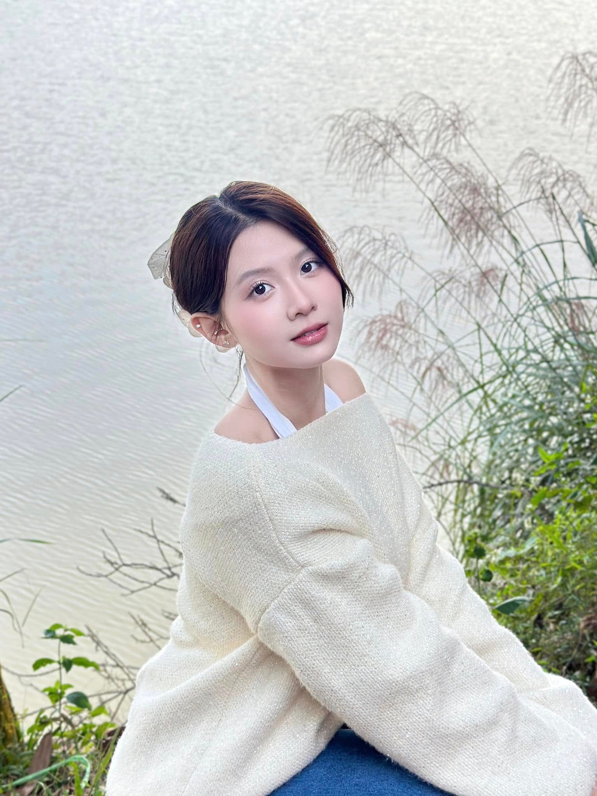 Trước đó, Chang Mây cho biết, cô thích những người cùng làm nghệ thuật, có năng khiếu về nghệ thuật, sống cảm xúc, không rung cảm được với người lý trí. Tuy nhiên, sau vài mối tình, nữ diễn viên sẽ cân nhắc kỹ hơn để chọn người đồng hành với mình.