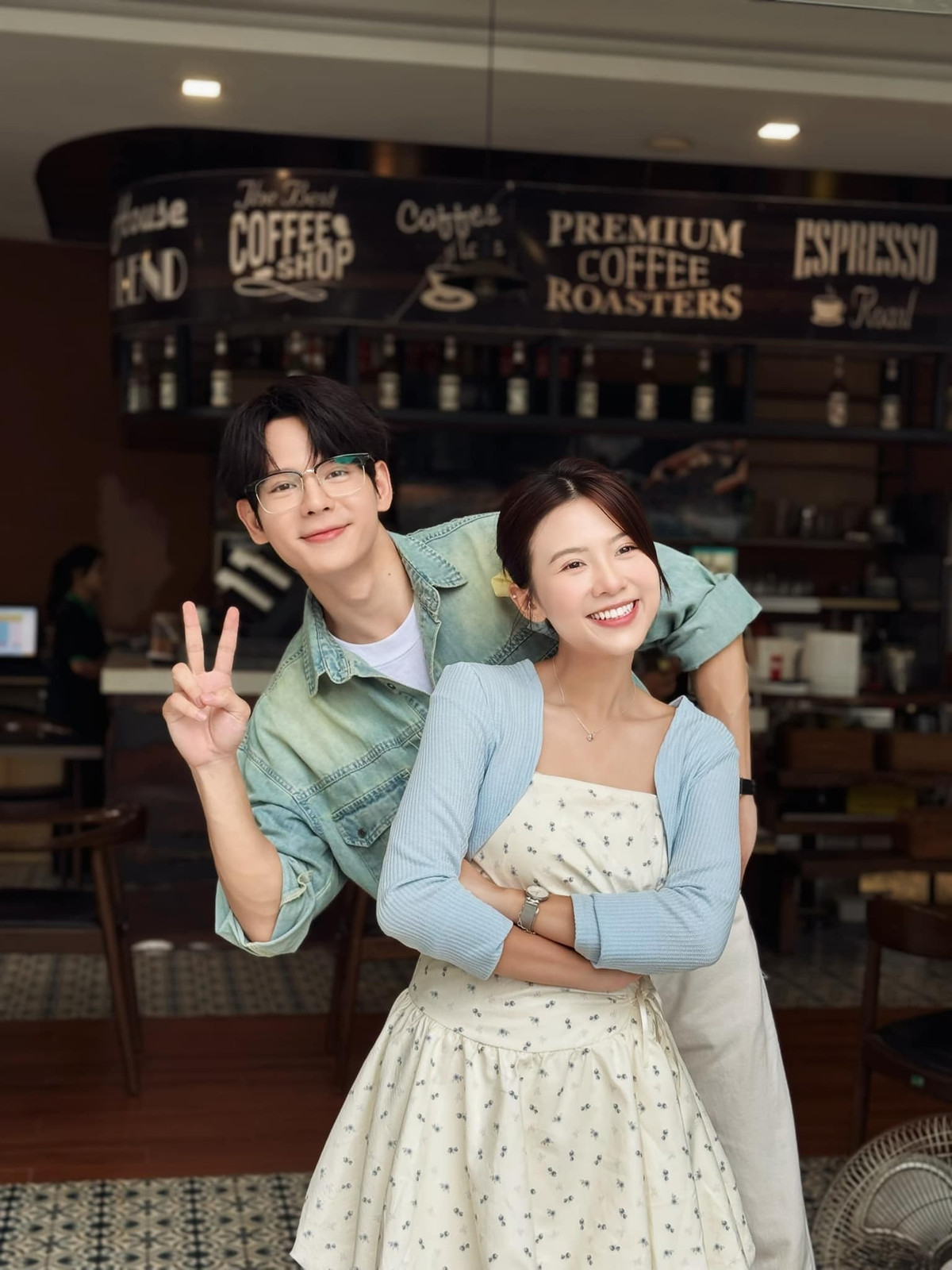 Chang Mây khoe loạt ảnh bên Thái Vũ ở hậu trường phim Gia đình trái dấu.