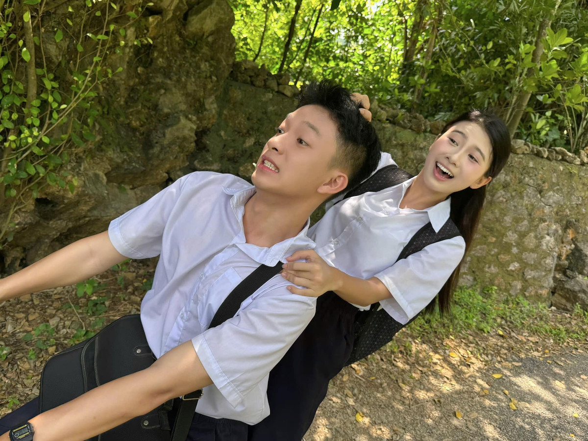 Nữ diễn viên khoe hậu trường nhí nhảnh bên bạn diễn khi đóng Cách em một milimet.