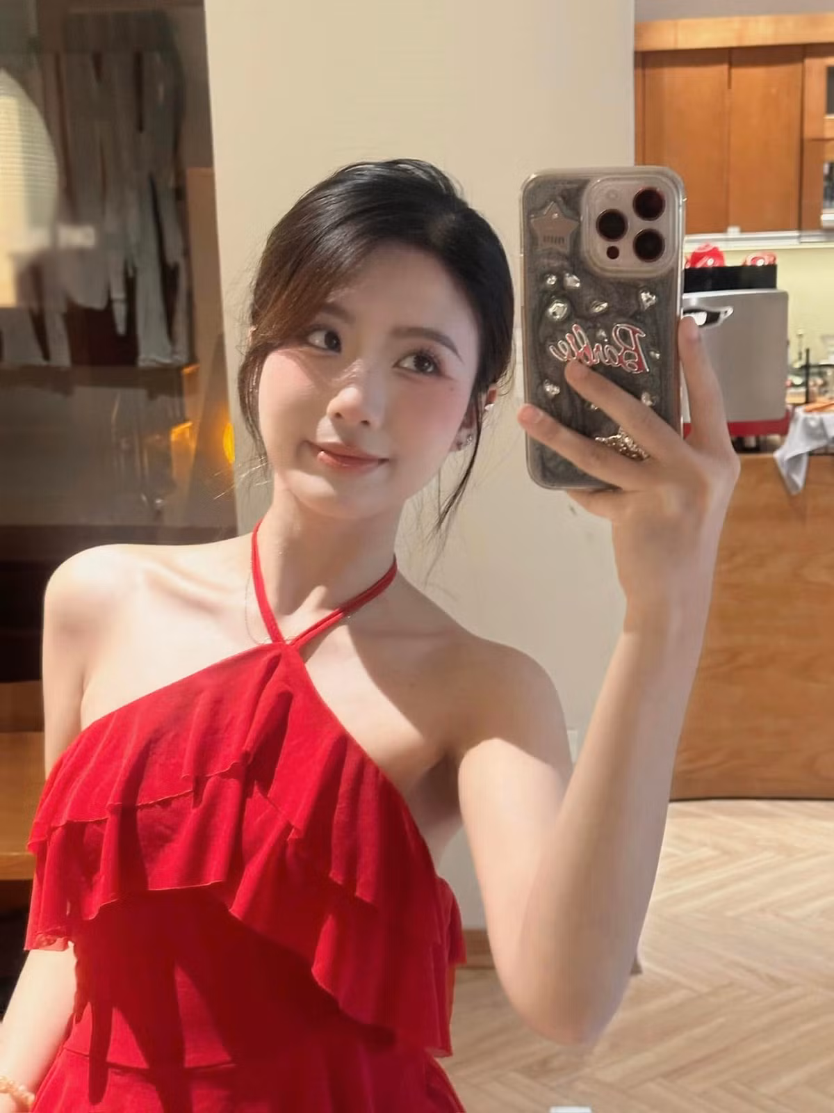 Theo Thể Thao Văn Hóa, Chang Mây được biết đến với danh xưng 'hot girl mùa thi' nhờ gương mặt xinh đẹp khi tham gia kỳ thi tốt nghiệp THPT Quốc gia năm 2019. Nữ diễn viên ngày càng gợi cảm, trẻ trung sau khi tốt nghiệp Đại học Sân khấu - Điện ảnh Hà Nội.