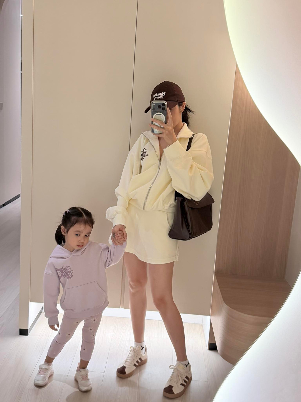 Trên trang cá nhân, Bảo Anh thỉnh thoảng chia sẻ hình ảnh bên con gái, cho thấy niềm hạnh phúc đến từ những điều rất đỗi bình thường như những khoảnh khắc chơi đùa cùng con. Ảnh: FB Bảo Anh.