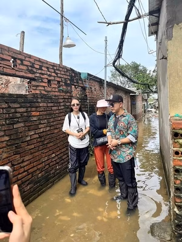 Ưng Hoàng Phúc khẳng định, nhóm của anh hỗ trợ các hộ nghèo, bao gồm những cụ già neo đơn, người bệnh tật và có sức khỏe kém. Ảnh: FB Quế Vân.