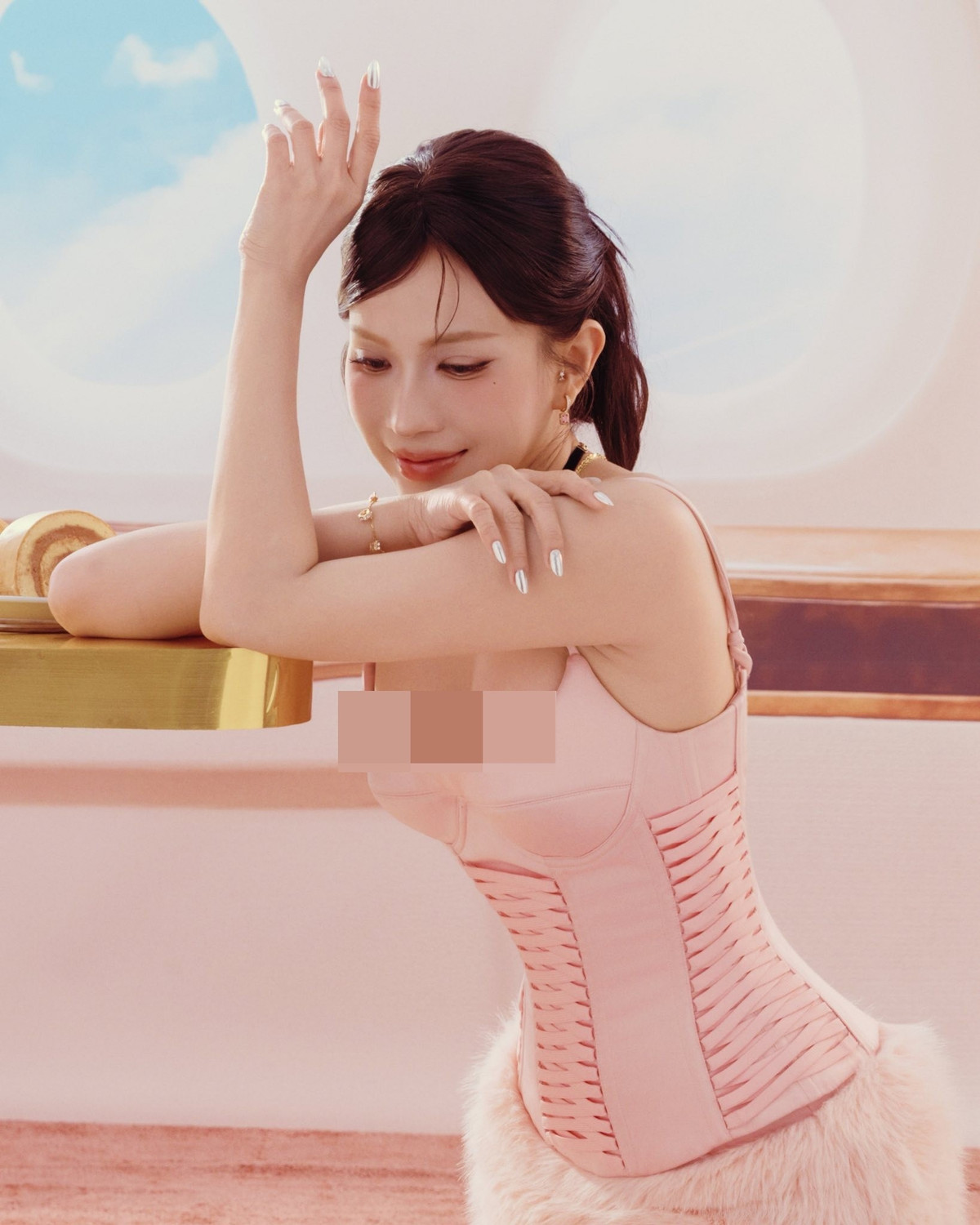 Khả Như cho thấy thăng hạng rõ rệt về nhan sắc khi theo đuổi phong cách trưởng thành, quyến rũ hơn. Ảnh: FB Khả Như.