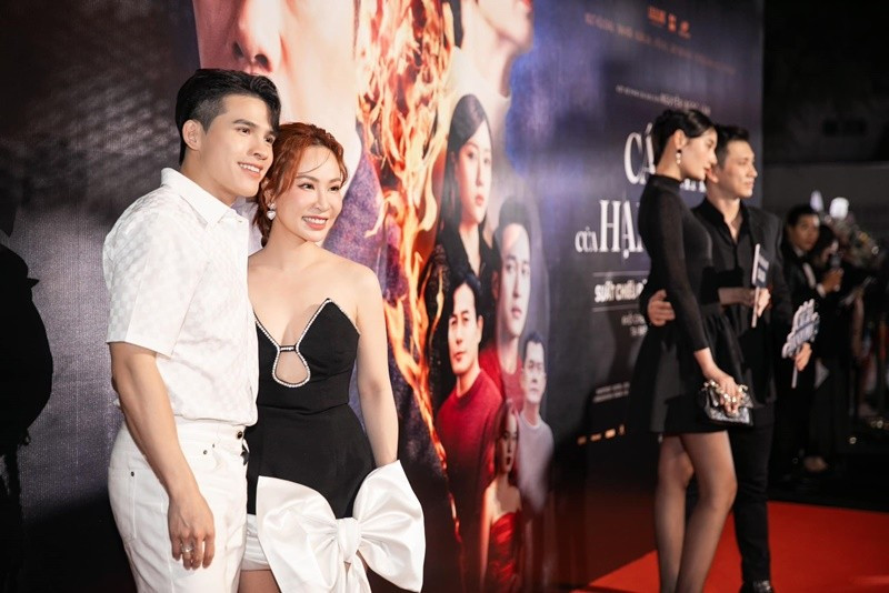 Quốc Thiên chia sẻ về tình bạn với Uyên Linh: "Mười mấy năm trời bên nhau chưa từng một lần cãi vã. Thấy Linh thích sự tĩnh lặng và cô độc, Thiên ân cần ở bên chia sẻ hoặc khéo léo giới thiệu bạn bè. Có cơ hội làm ăn gì cũng gọi Linh, cùng mua vàng, chơi chứng khoán, thậm chí đến mua đất cũng đứng tên chung sổ. Bao nhiêu phen chết cười vì sự ngớ ngẩn, ngốc nghếch của nghệ sĩ ti toe "đi buôn". Ảnh: FB Quốc Thiên.