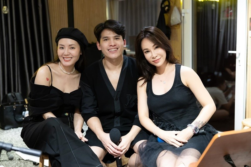 Nam ca sĩ còn cho biết, anh được đàn chị cưng chiều. Trong mắt Quốc Thiên, Phương Linh điệu đà, nhẹ nhàng. Ảnh: FB Quốc Thiên.