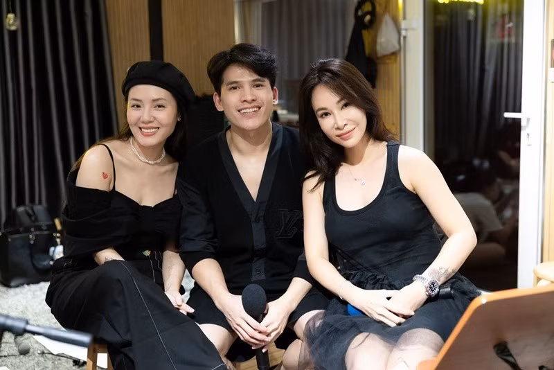 Nam ca sĩ còn cho biết, anh được đàn chị cưng chiều. Trong mắt Quốc Thiên, Phương Linh điệu đà, nhẹ nhàng. Ảnh: FB Quốc Thiên.