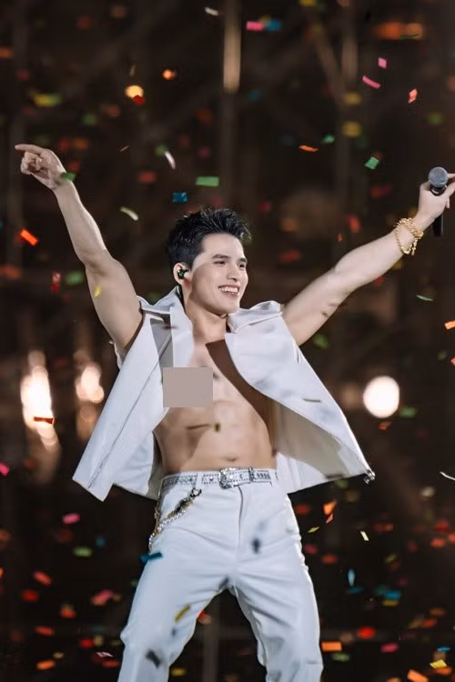 Quốc Thiên ngày càng điển trai sau Vietnam Idol 2008. Ảnh: FB Quốc Thiên.