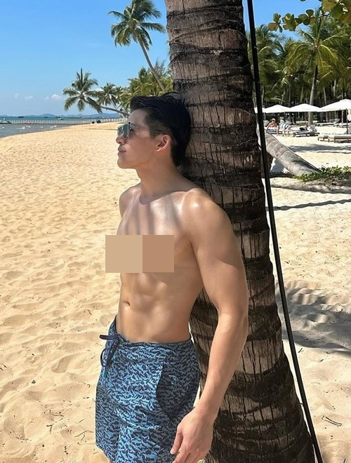 Thời điểm đăng quang Vietnam Idol 2008, Quốc Thiên sở hữu gương mặt thư sinh, vóc dáng mảnh mai. Ngoài chăm chỉ tập gym để có ngoại hình săn chắc, nam ca sĩ còn sửa mũi để có diện mạo mới. Ảnh: FB Quốc Thiên.