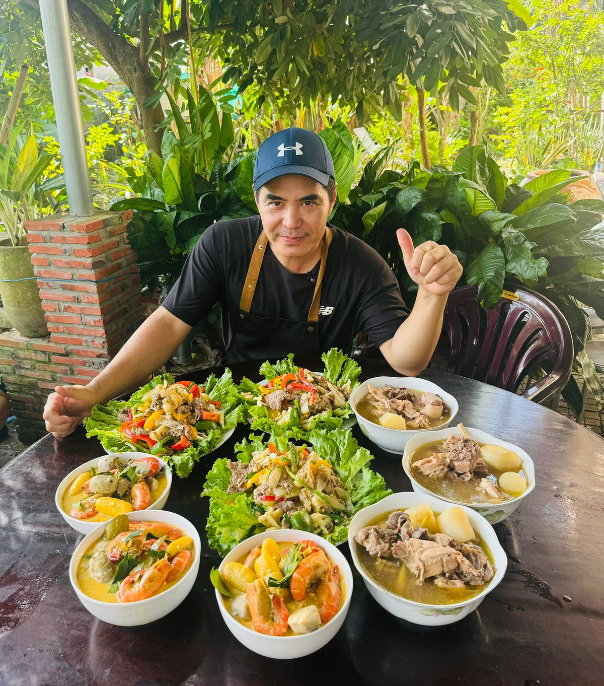 Trung Dũng cho rằng nếu không là diễn viên, anh sẽ là đầu bếp của nhà hàng 5 sao. "Dù không danh tiếng bằng nhưng chắc chắn thu nhập sẽ hơn diễn viên", anh nói.