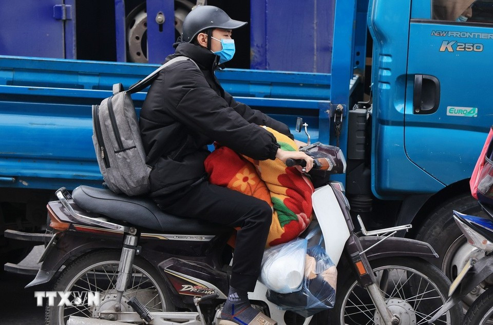 Người dân với đồ đạc lỉnh kỉnh vội vã quay trở lại thủ đô sau 4 ngày nghỉ Tết Dương lịch. (Ảnh: Quốc Khánh/TTXVN)