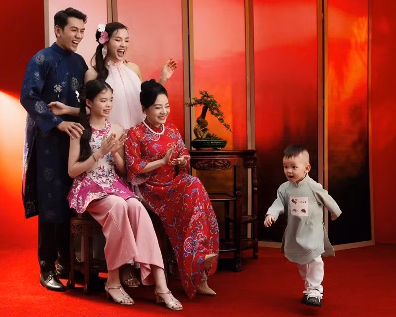 Phương Trinh Jolie chia sẻ trên Thời Báo Văn Học Nghệ Thuật, cô được mẹ chồng phụ chăm sóc bé Mia - con gái riêng của nữ ca sĩ. Ảnh: FB Lý Bình.