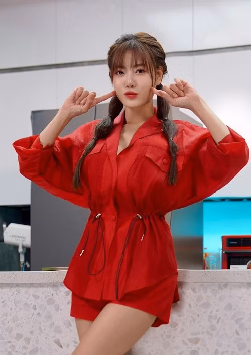 Phong cách thời trang của Thanh Hương đa dạng. Cô tết tóc hai bên, tạo dáng nhí nhảnh khi "cưa sừng làm nghé". Ảnh: FB Thanh Hương.