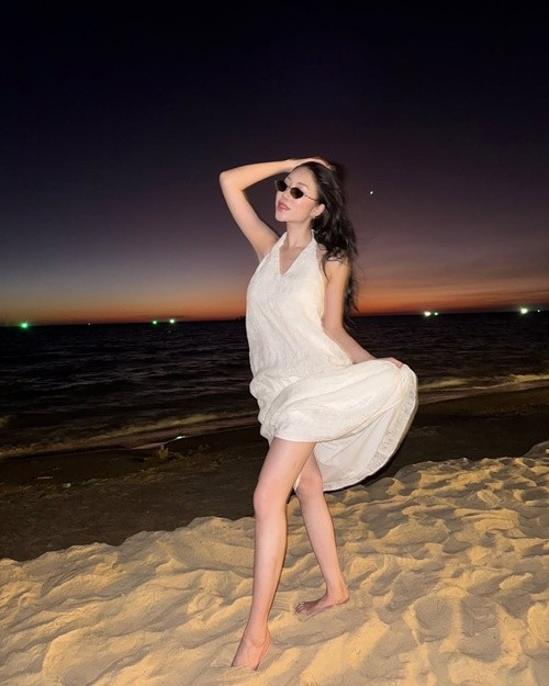 Lan Anh chia sẻ: "Đối với tôi, một người bạn trai lý tưởng là người có trái tim nhân hậu, biết yêu thương và chia sẻ, cùng chí hướng và có chung mục tiêu sống. Vẻ đẹp ngoại hình chỉ là một phần nhỏ, quan trọng hơn là sự đồng điệu về tâm hồn và khả năng cùng nhau phát triển. Anh ấy cũng phải là một người hiểu biết, có thể chia sẻ với tôi những sở thích và đam mê của mình". Ảnh: Instagram Lan Anh.