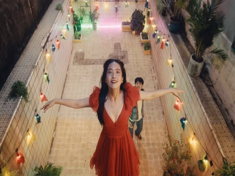 Tính đến sáng 2/3, theo dữ liệu của Box Office Vietnam (đơn vị kiểm soát phòng vé độc lập), “Cảm ơn người đã thức cùng tôi” đạt doanh thu 13 tỷ đồng sau 4 ngày ra mắt. Nữ chính của phim là Võ Phan Kim Khánh. Ảnh: Thế Giới Điện Ảnh.