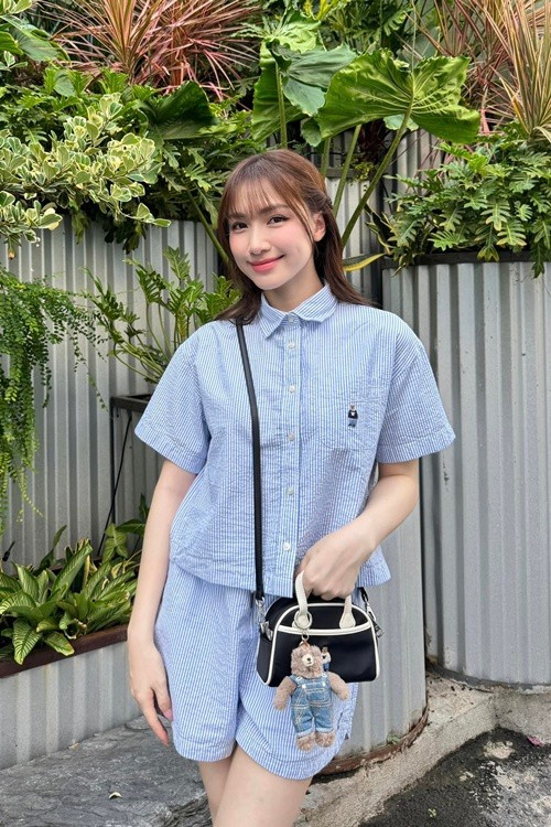 Những bộ váy ngắn, áo trễ vai hay các phụ kiện nhỏ xinh như kẹp tóc, túi mini… giúp phong cách của nữ ca sĩ thêm trẻ trung và tươi tắn. Đây cũng là kiểu trang phục cô thường diện khi dạo phố hoặc gặp gỡ bạn bè.