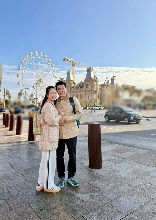 "Chuyến này chúng mình lại ôm nhau mùa Giáng sinh ở xứ lạnh, 2 đứa lớn và 2 nhỏ vẫn thích quay lại châu Âu, lang thang hết nước này sang nước nọ. Đây là khoảnh khắc chúng mình dành thời gian trọn vẹn cho nhau đúng nghĩa", nữ MC cho biết. Ảnh: Thanh Thảo Hugo.