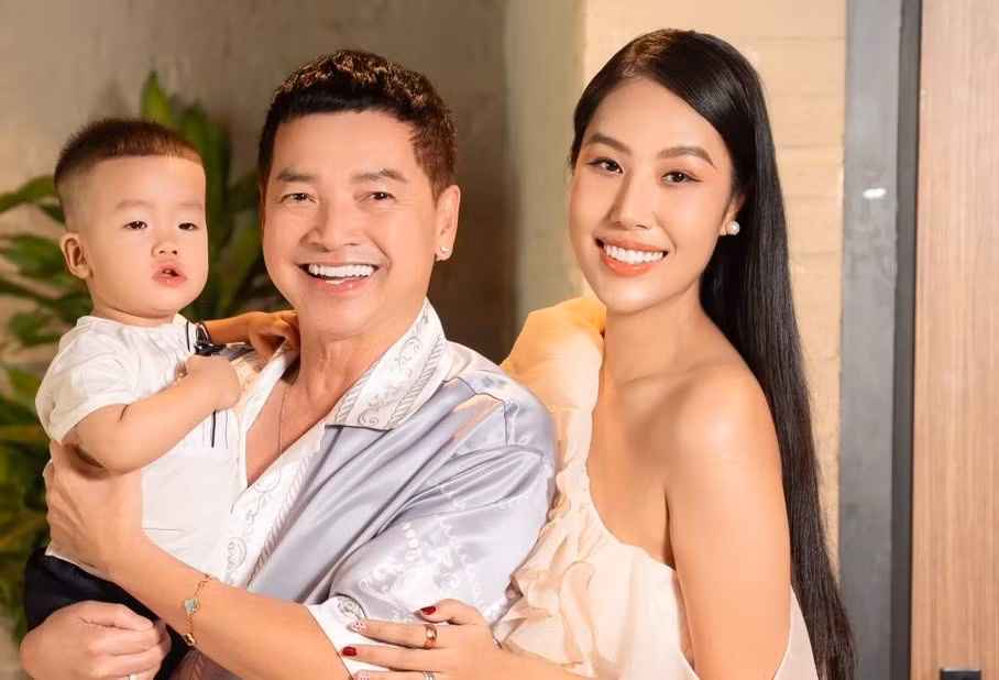 Quang Minh sang Mỹ định cư vào năm 1990. Ít năm qua, nam diễn viên thường xuyên về nước sinh sống và tham gia hoạt động nghệ thuật. Ảnh: FB Quang Minh.