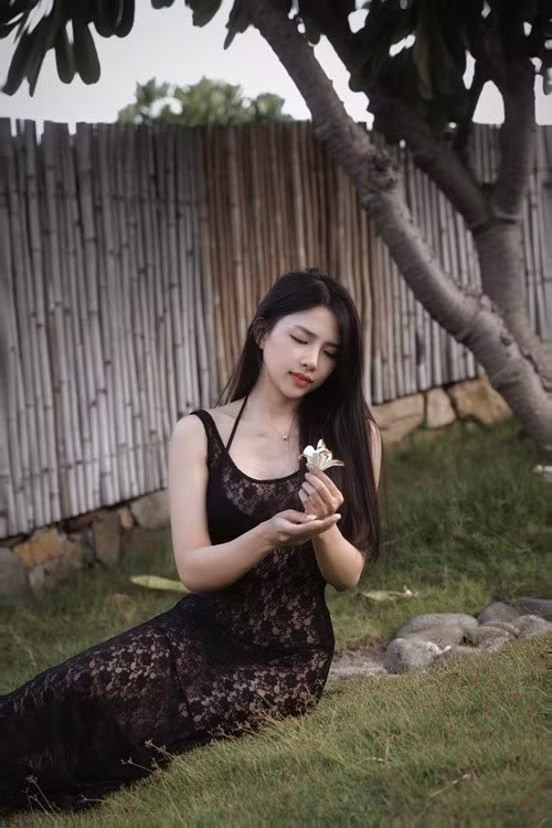 Vợ Phan Mạnh Quỳnh chuộng váy áo gợi cảm khi đi nghỉ dưỡng. Ảnh: FB Huỳnh Khánh Vy.