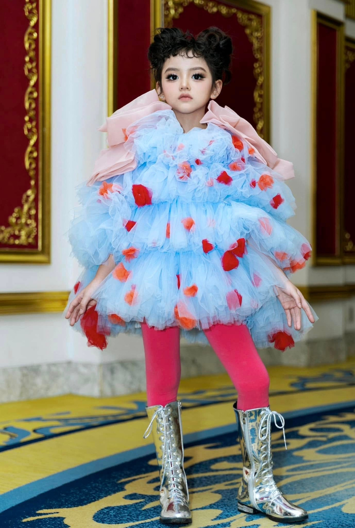 Trên sàn catwalk, Cherry An Nhiên giữ được bước đi chắc chắn, phong thái tự nhiên, phù hợp với tinh thần của từng bộ trang phục. Ảnh: FB Cherry An Nhiên.