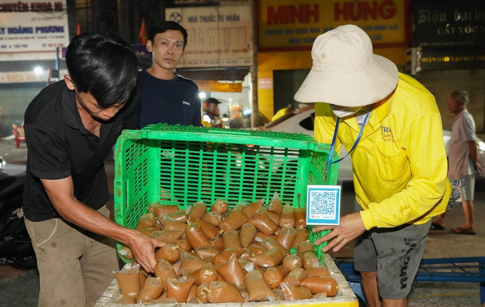 Thu Thủy (ngụ phường Tân Sơn Nhì) và mọi người tại tiệm cá nướng Trung chuẩn bị khoảng 2.000 phần rau giao kèm cho khách mua cá lóc nướng.