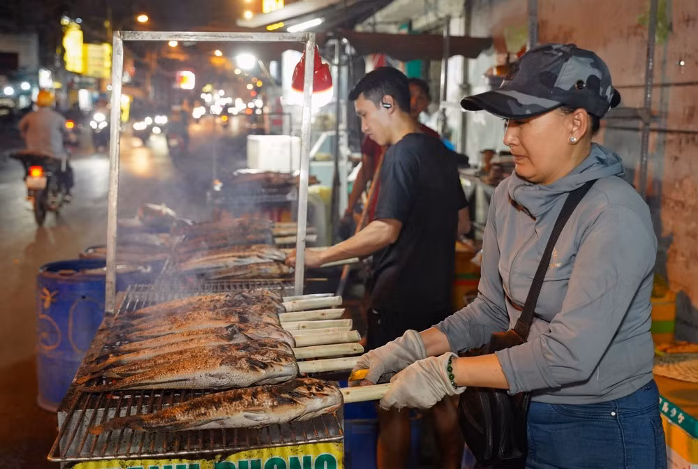 Mở tiệm nướng cá lóc hơn 10 năm tại đường Tân Kỳ Tân Quý, chị Hồng Nhung chủ tiệm dự đoán sức mua sẽ giảm nên chỉ chuẩn bị khoảng 500-600 con cá lóc và nướng xuyên đêm 25 đến rạng sáng 26-2.