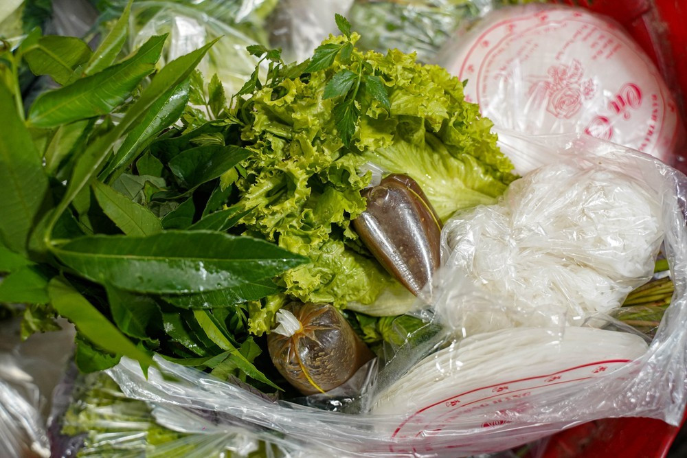 Mỗi phần rau đi kèm cá nướng thường có bánh tráng, nước chấm, bún và các loại rau.