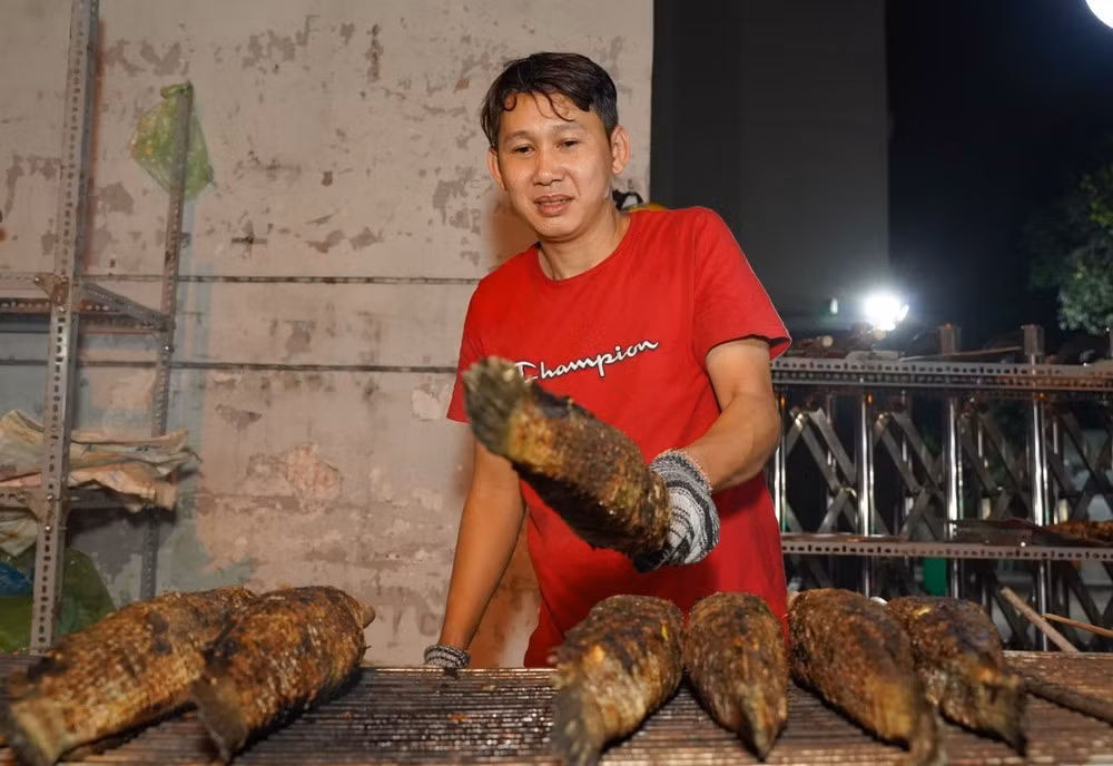 Tại tiệm số 93 đường Tân Kỳ Tân Quý, anh Phương Tuấn cho biết: "Việc nướng cá lóc với những người làm thường xuyên là bình thường nhưng với những người mới phụ việc sẽ bị đuối sức do phải làm việc liên tục nhiều giờ liền, lửa than thì nóng, người nướng phải nhanh tay, lẹ mắt lật cá liên tục...".