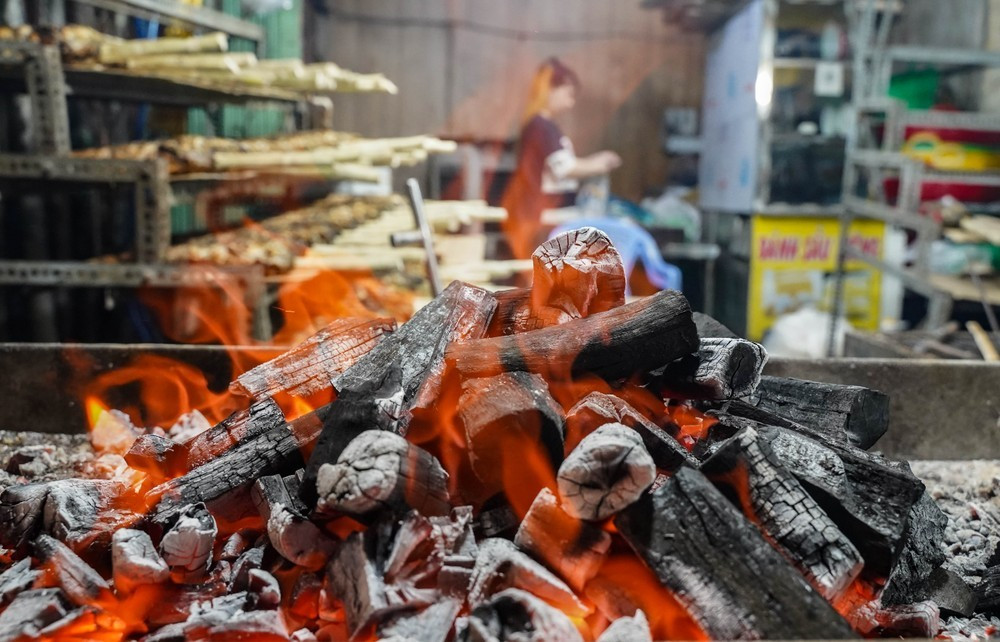 Rạng sáng ngày 26-2 (tức mùng 10 tháng Giêng) nhiều chủ tiệm đã nhóm mẻ than mới để tiếp tục nướng cá. Ai cũng mong việc mua bán sẽ đắt hàng trong ngày vía Thần Tài để mở đầu cho một năm mới thuận lợi, nhiều tài lộc.