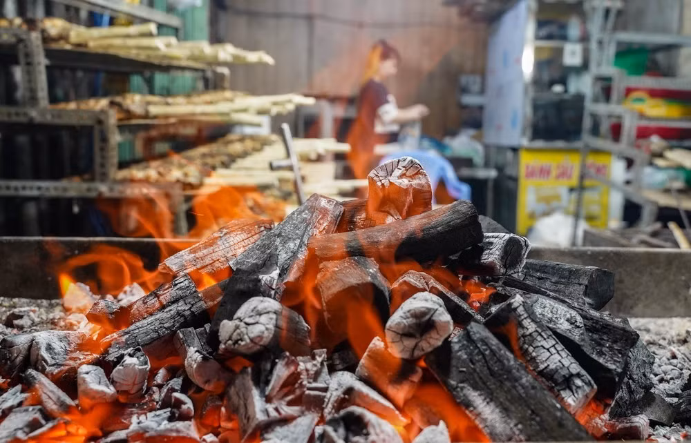 Rạng sáng ngày 26-2 (tức mùng 10 tháng Giêng) nhiều chủ tiệm đã nhóm mẻ than mới để tiếp tục nướng cá. Ai cũng mong việc mua bán sẽ đắt hàng trong ngày vía Thần Tài để mở đầu cho một năm mới thuận lợi, nhiều tài lộc.