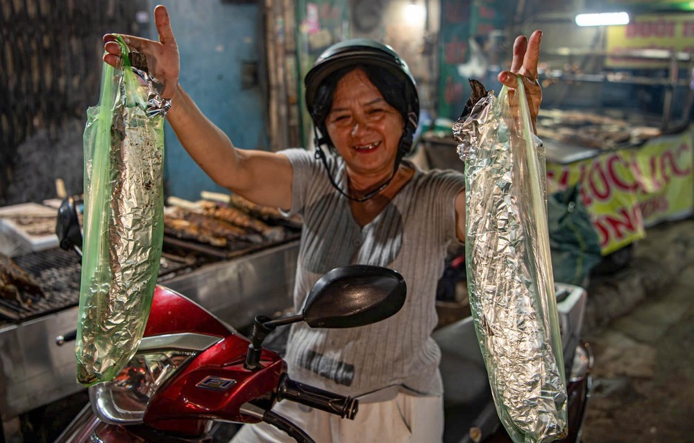 Khoảng 21 giờ, cô Hiền (ngụ phường Bình Hưng Hoà) ghé mua 2 con cá lóc nướng: "Thường mọi người hay mua cá vào đúng ngày vía Thần Tài nhưng nay tôi có việc đi ngang qua đây nên mua trước 2 con, mỗi con hơn 1kg. Mong rằng năm nay gia đình mình sẽ luôn vui tươi, hạnh phúc và làm ăn thuận buồm xuôi gió".