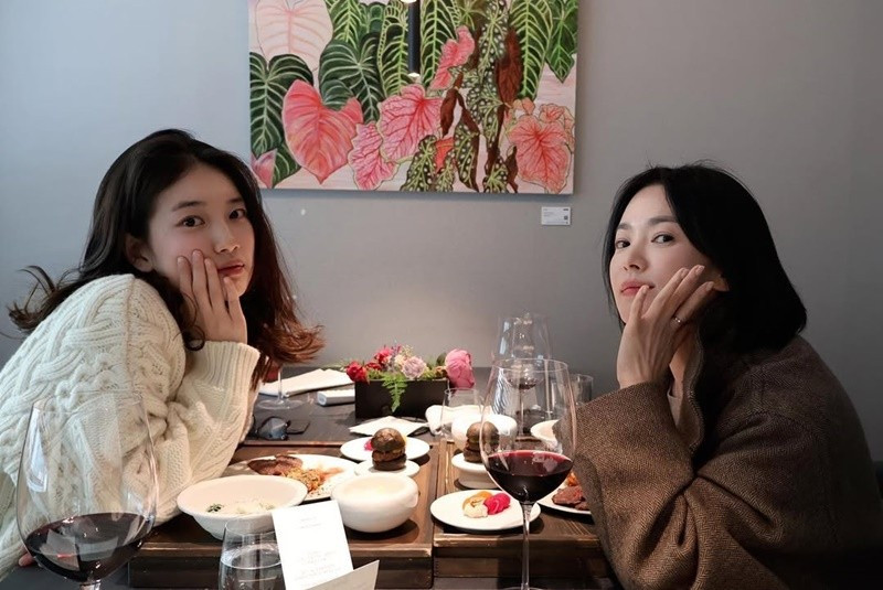 Suzy tặng quà cho Song Hye Kyo. "Ngày em gái xinh đẹp tặng quà sinh nhật cho tôi", Song Hye Kyo viết. Ảnh: Instagram Song Hye Kyo.