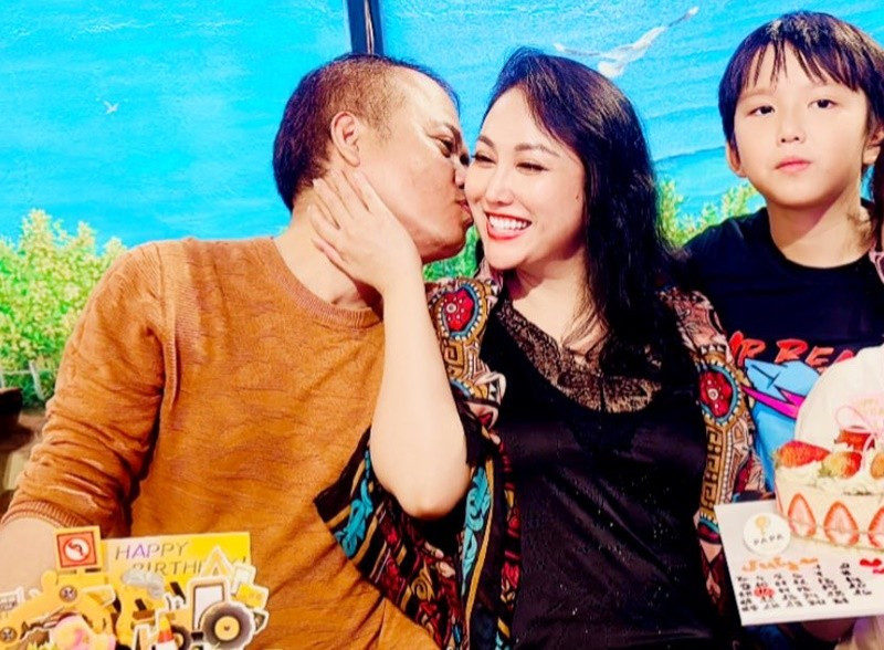 Doanh nhân Chí Phú hết lòng yêu thương Phi Thanh Vân. “Anh chăm chút từng bữa ăn, lựa đồ ít đường khi Vân giảm cân, ngồi chờ Vân cả tiếng đồng hồ để hỗ trợ khi Vân vùi đầu vào dự án. Với công việc, anh luôn là cộng sự thầm lặng, tư vấn, kết nối, chia sẻ kinh nghiệm, không bao giờ tranh vai hay đòi danh, chỉ đứng phía sau", Phi Thanh Vân trải lòng.