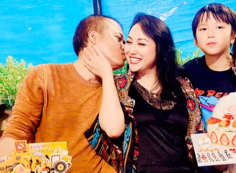 Doanh nhân Chí Phú hết lòng yêu thương Phi Thanh Vân. “Anh chăm chút từng bữa ăn, lựa đồ ít đường khi Vân giảm cân, ngồi chờ Vân cả tiếng đồng hồ để hỗ trợ khi Vân vùi đầu vào dự án. Với công việc, anh luôn là cộng sự thầm lặng, tư vấn, kết nối, chia sẻ kinh nghiệm, không bao giờ tranh vai hay đòi danh, chỉ đứng phía sau", Phi Thanh Vân trải lòng.