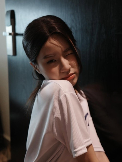 Vì ngoài đời đang để tóc tém, nữ rapper phải đội tóc giả để phù hợp với tạo hình nhân vật. Ảnh: Instagram Pháo.