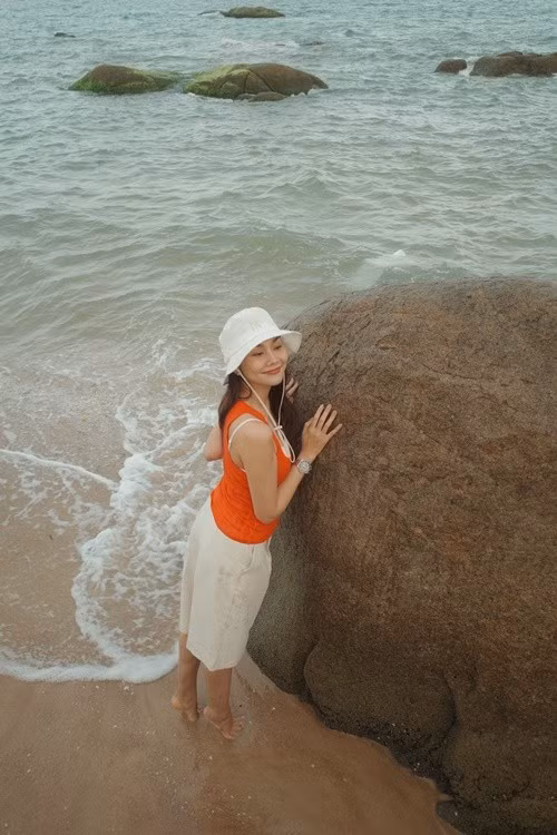 Trong một khoảnh khắc bên bờ biển, cô xuất hiện tươi tắn giữa không gian sóng vỗ nhẹ và gió biển lồng lộng. Biểu cảm nhẹ nhàng, thư thái của Thanh Hằng gợi lên cảm giác bình yên.