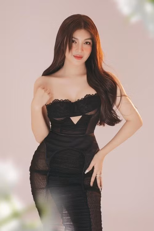 Lily Chen được xem là một trong những mỹ nhân giỏi kiếm tiền. Ngoài ca hát, cô còn đóng phim, kinh doanh. Ảnh: FB Lily Chen.